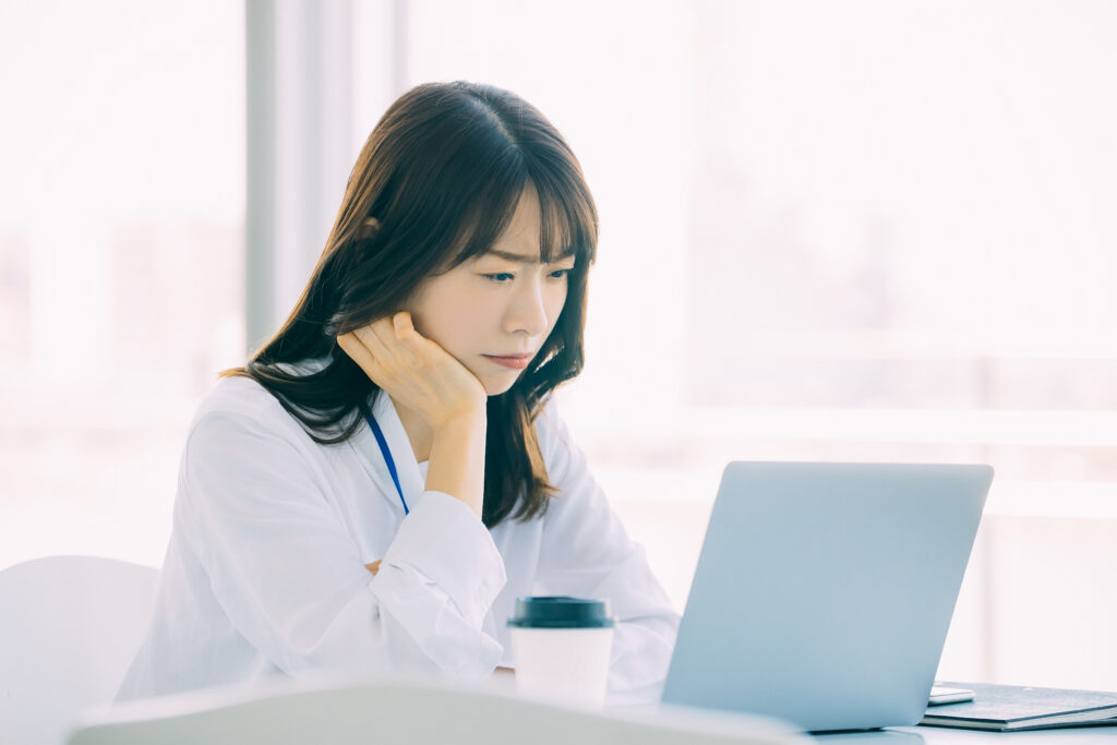 困った表情の女性ビジネスマン