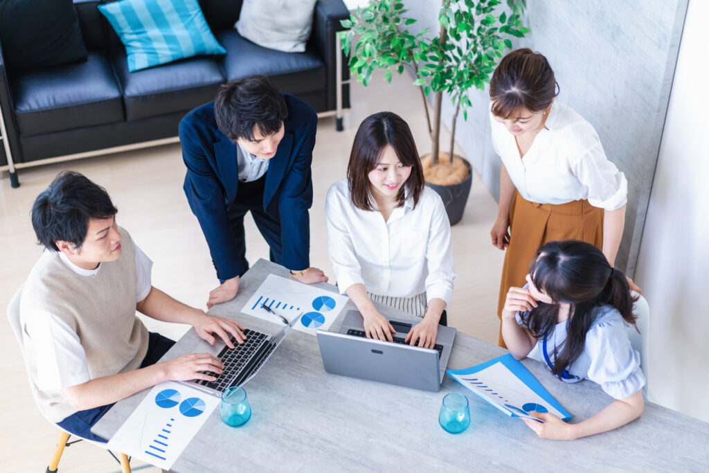 明るいオフィスで働くビジネスパーソン