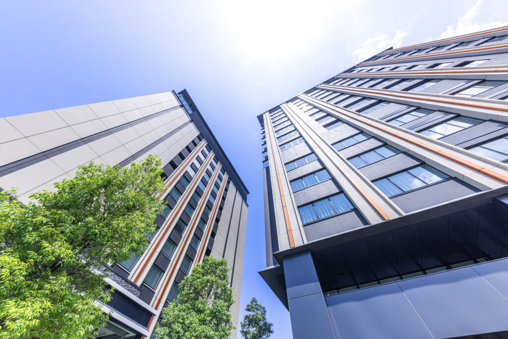 ビルを見上げるビジネスイメージ