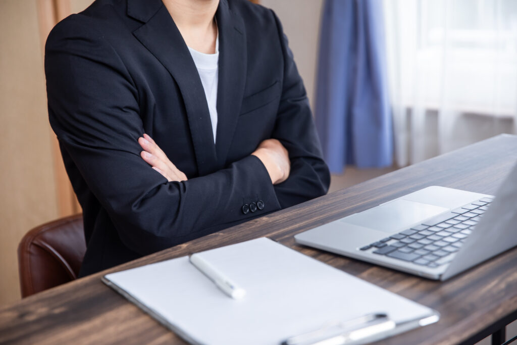 デスクで腕を組むビジネスマン