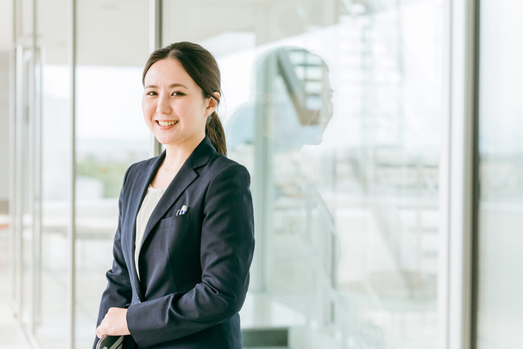 きれいなオフィスで働くビジネスウーマン