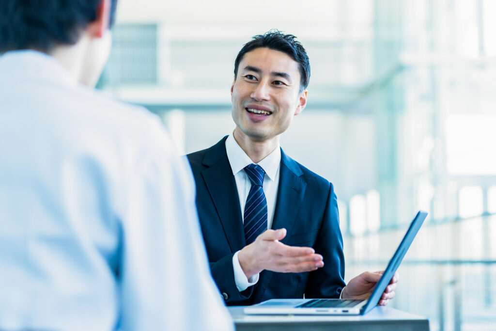 医師と話すビジネスマン