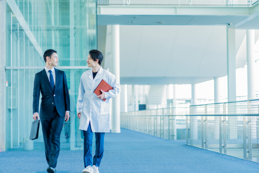 医師と話すビジネスマン