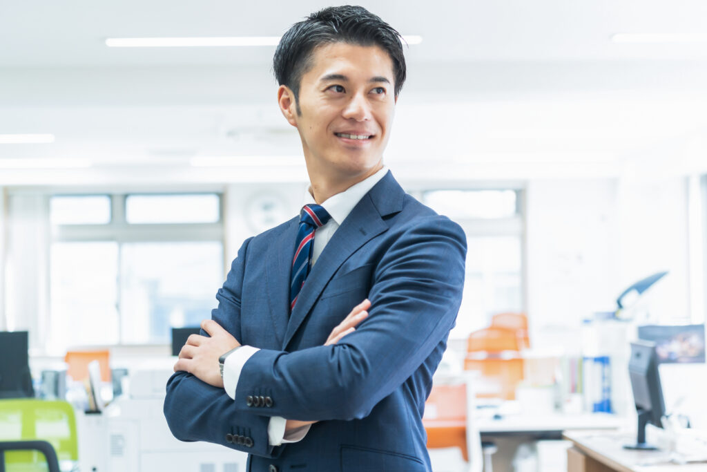 腕組をする爽やかなサラリーマン