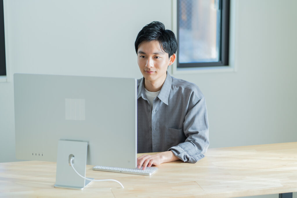 パソコン作業をする若い男性