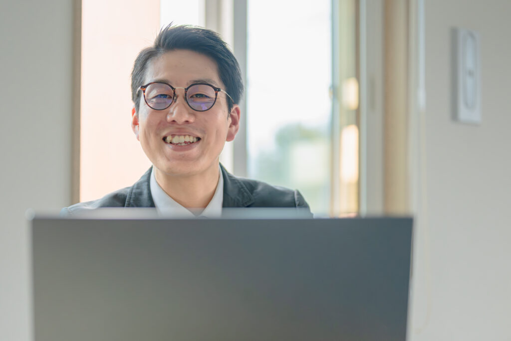 PCを見て喜ぶビジネスマン