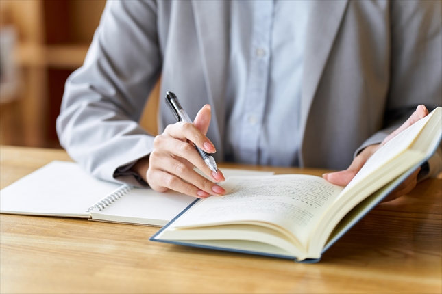 カフェで勉強をするビジネスウーマン