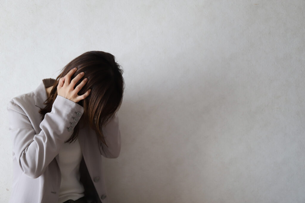 頭を抱える女性