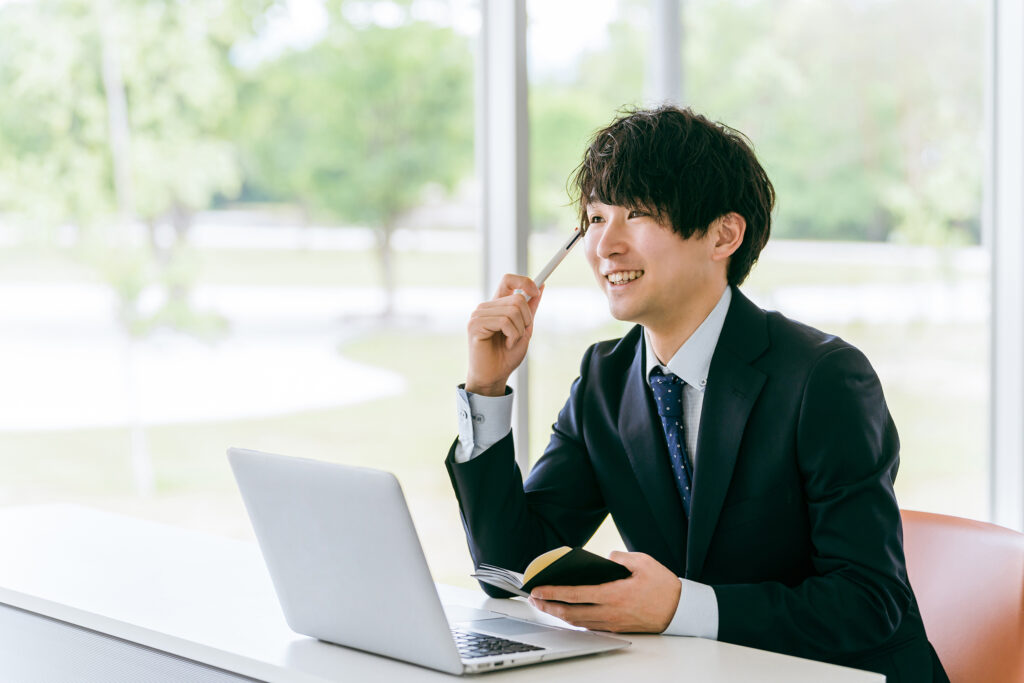 研修会で話しを聞く若いビジネスマン