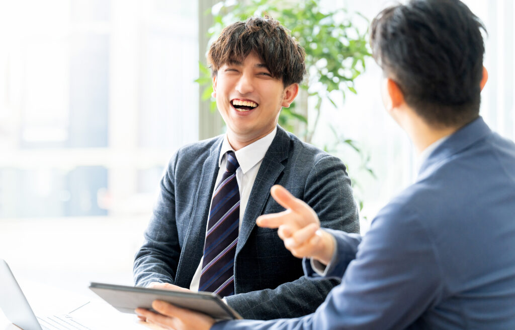 打ち合わせをする2人の男性ビジネスマン