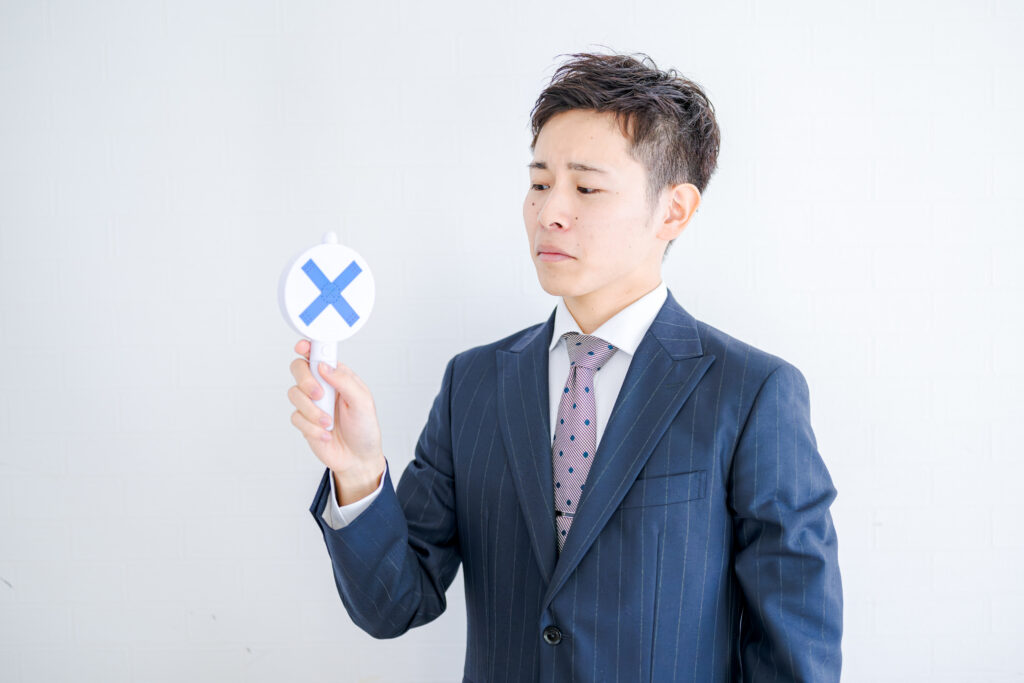 バツと悲しそうなビジネスマン