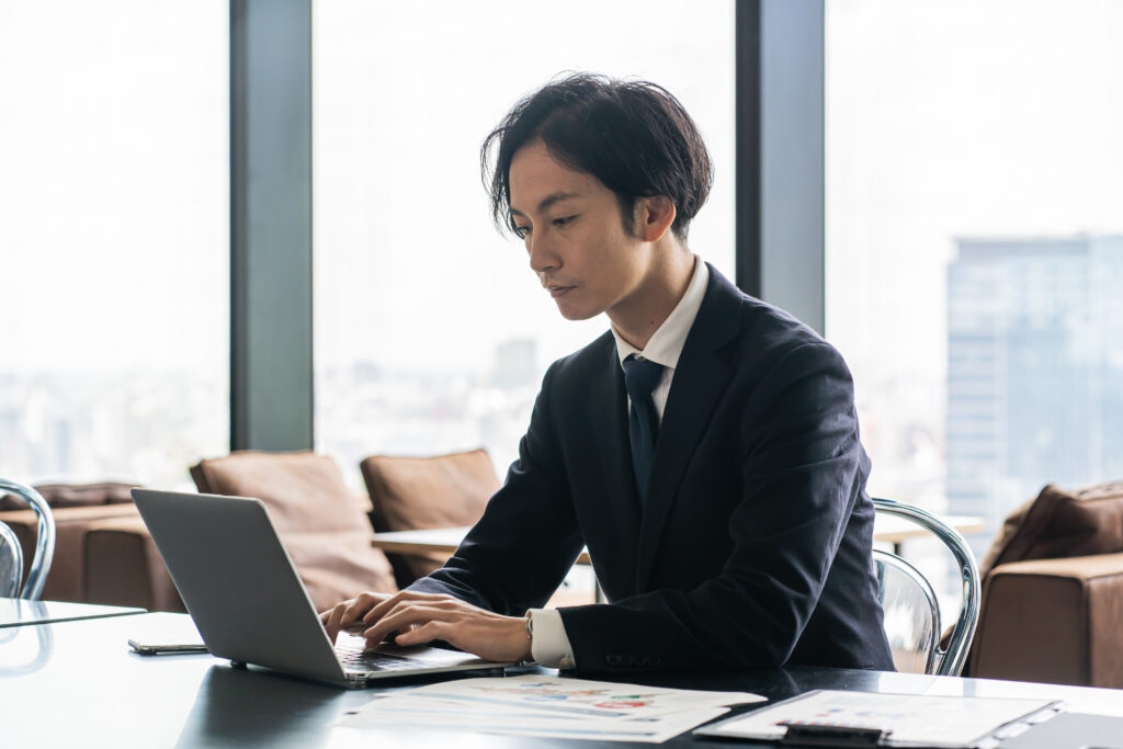 オフィスでパソコン作業する人