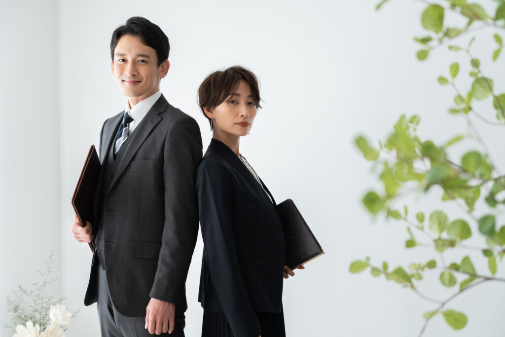 スーツを着た30代の男女