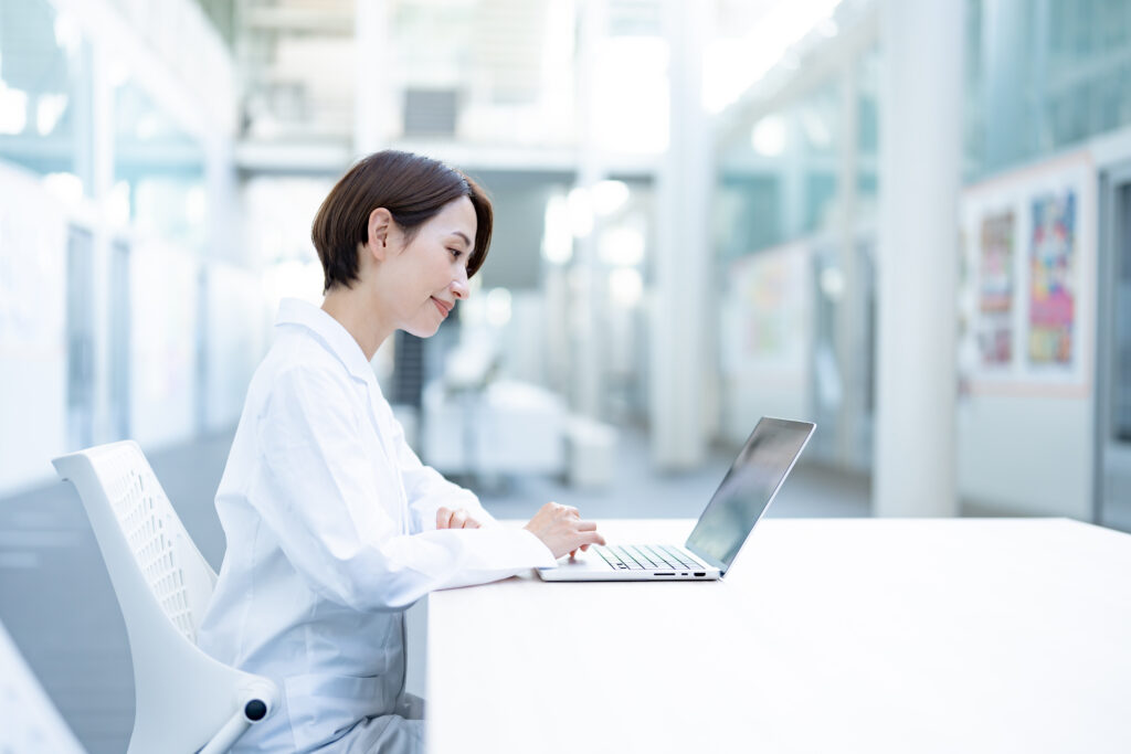 作業をする白衣を着た女性