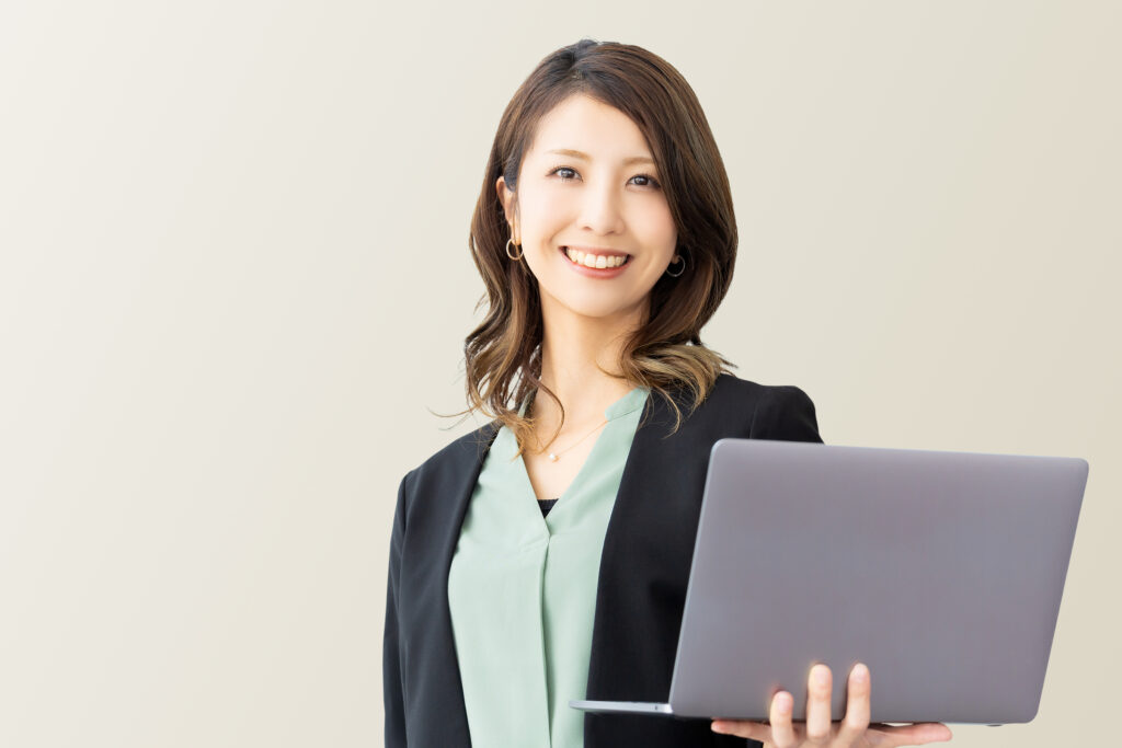 パソコンを持つ女性