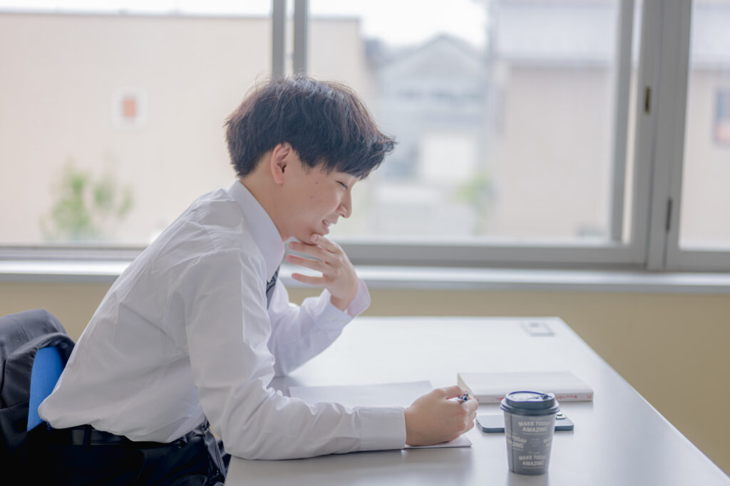 勉強するスーツの男性