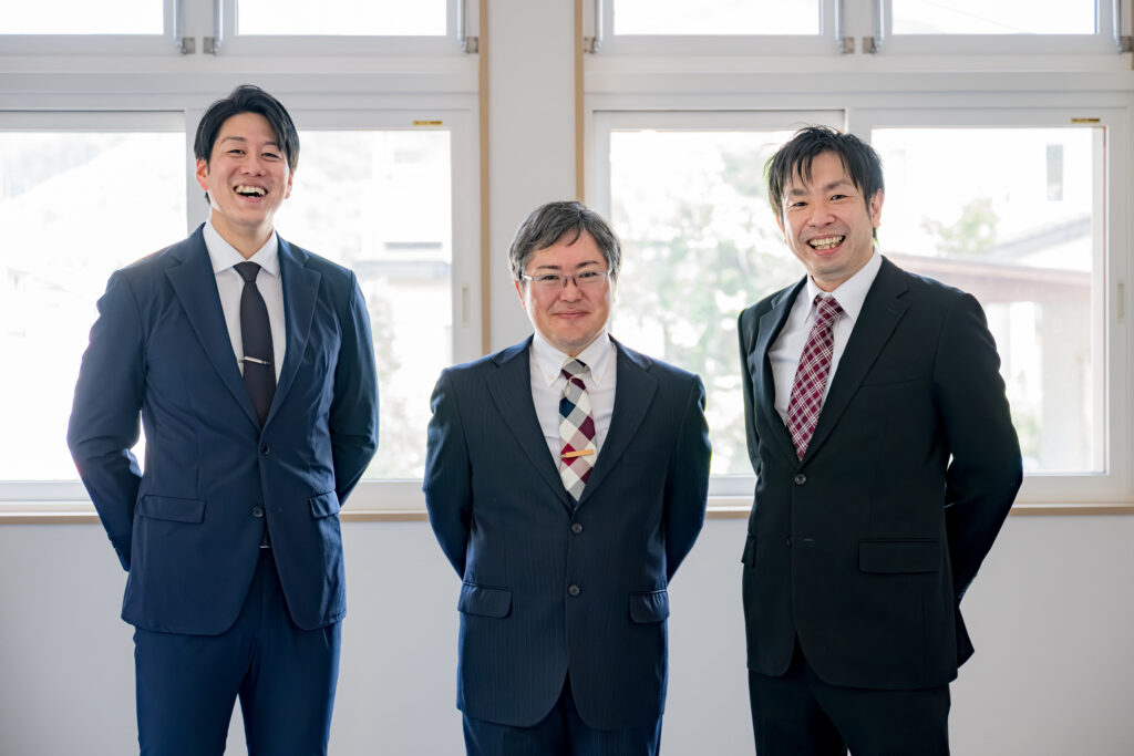 重役と笑顔のビジネスマン