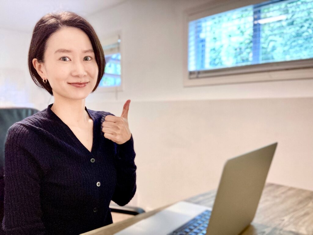 リモートワーク中にいいね!をする女性