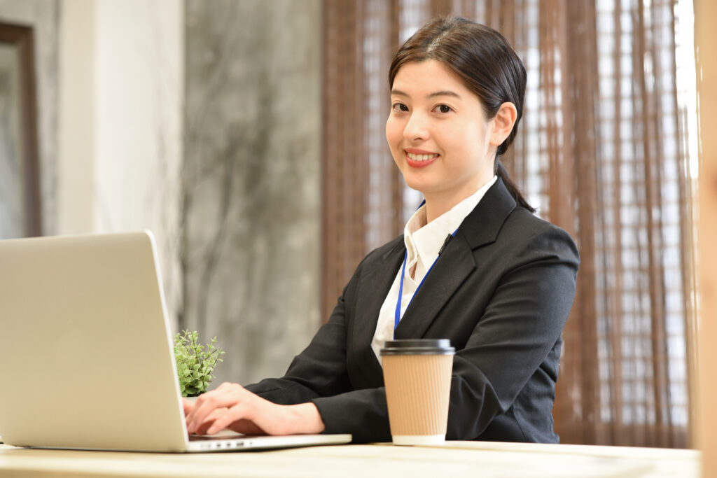 ノートパソコンで仕事中の女性