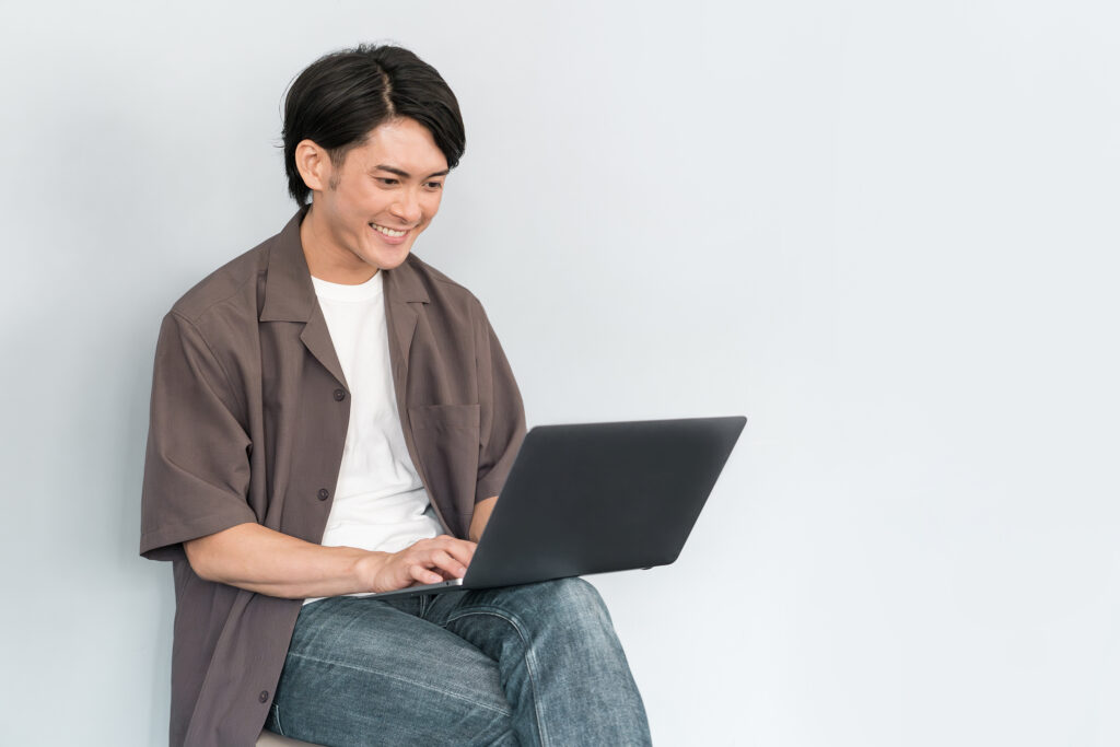 パソコンでオンライン授業を受ける男性