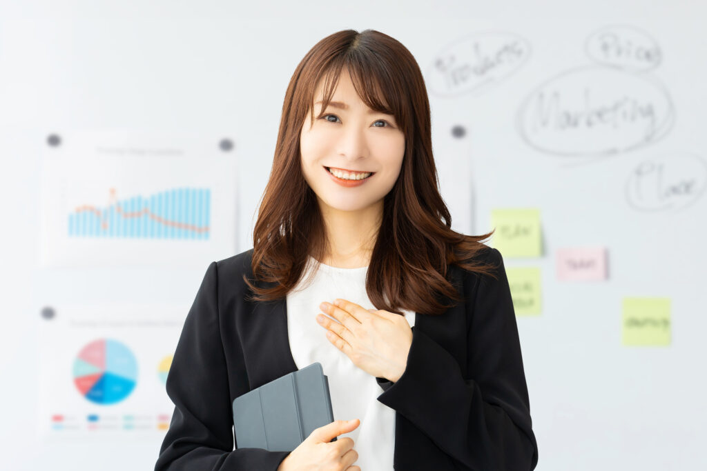 タブレットを持つ笑顔のビジネスウーマン