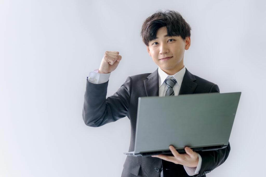ガッツポーズするビジネスマン