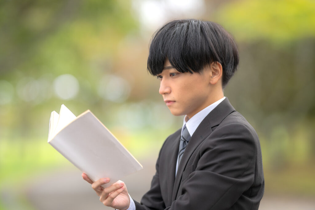 本を読むビジネスマン