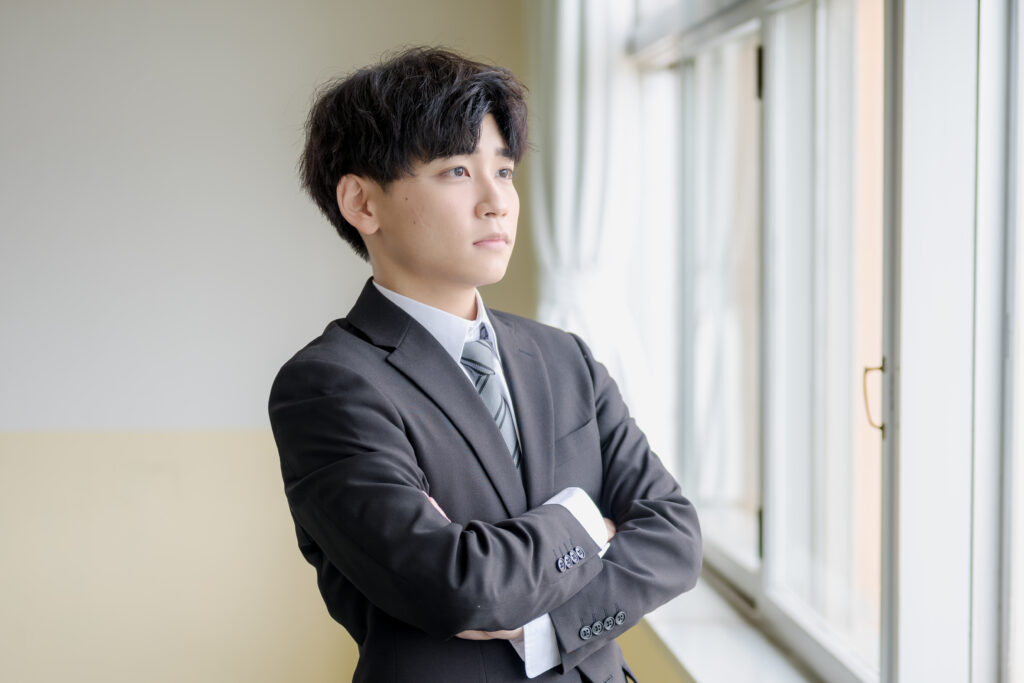 自信を持って外を見るビジネスマン