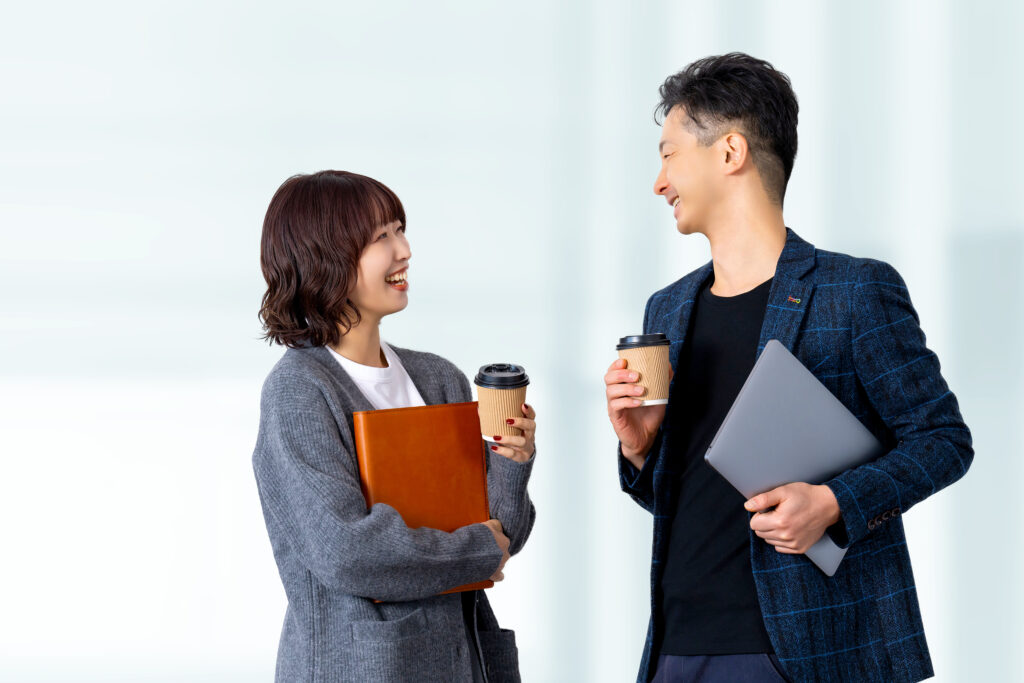 談笑する男女のビジネスマン