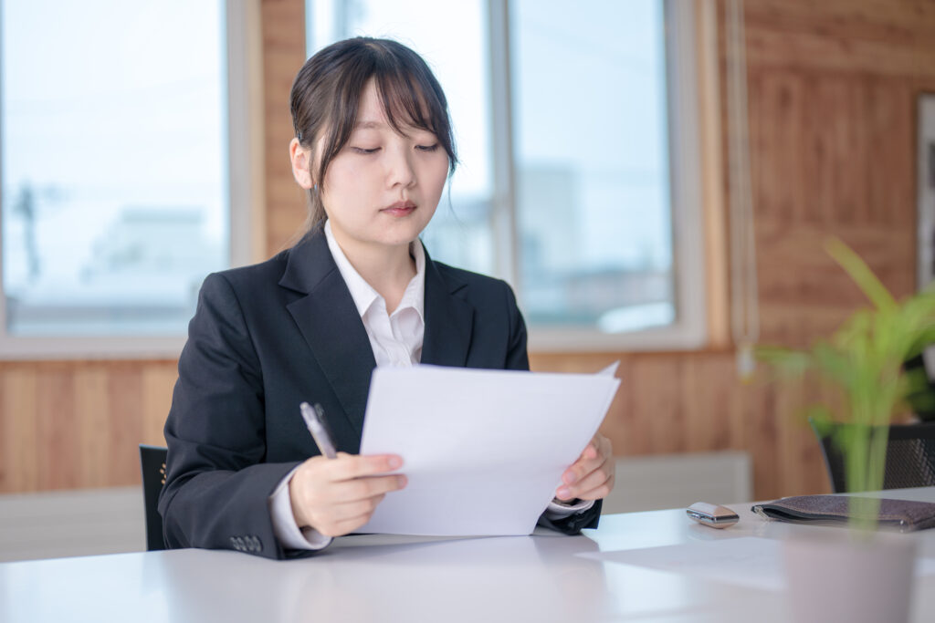 書類を整理するビジネスウーマン