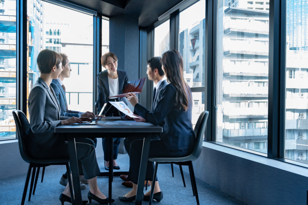 会議をするビジネスマン