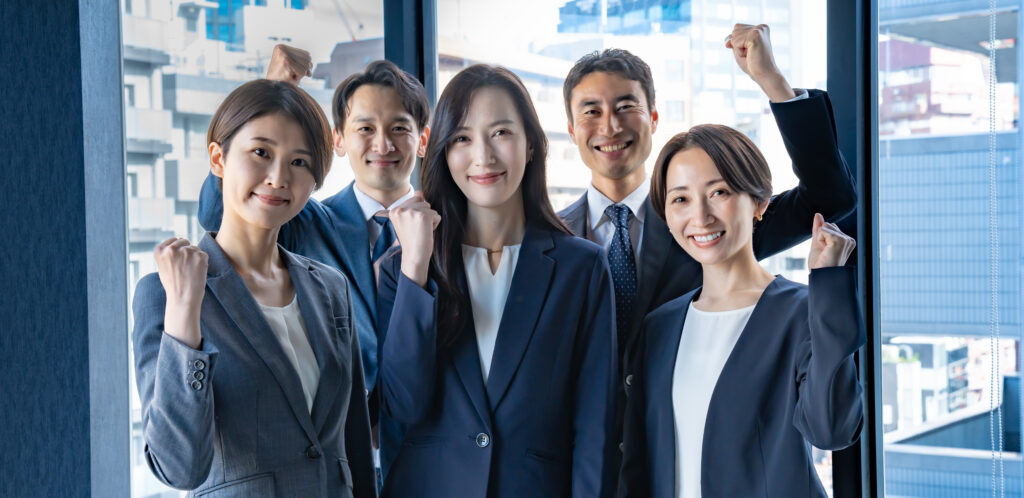 ガッツポーズをする大勢のビジネスマン