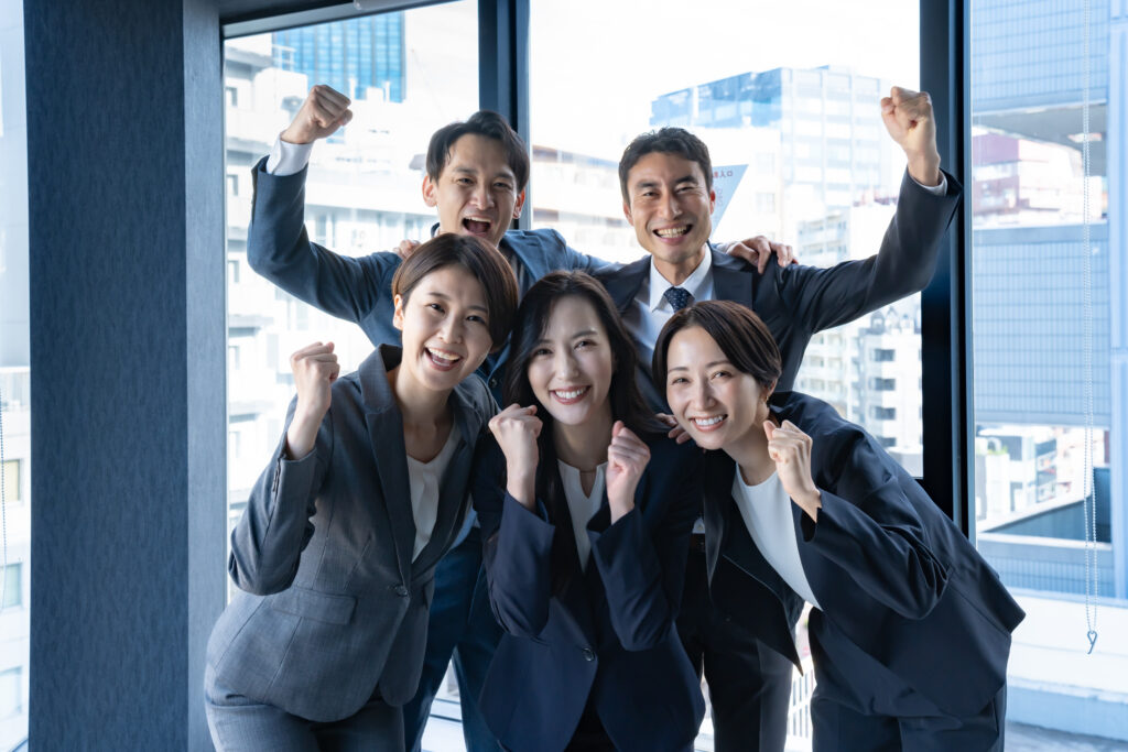ガッツポーズをする大勢のビジネスマン