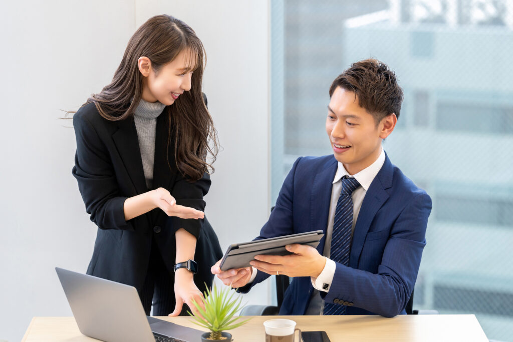 打ち合わせをする男女2人のビジネスマン