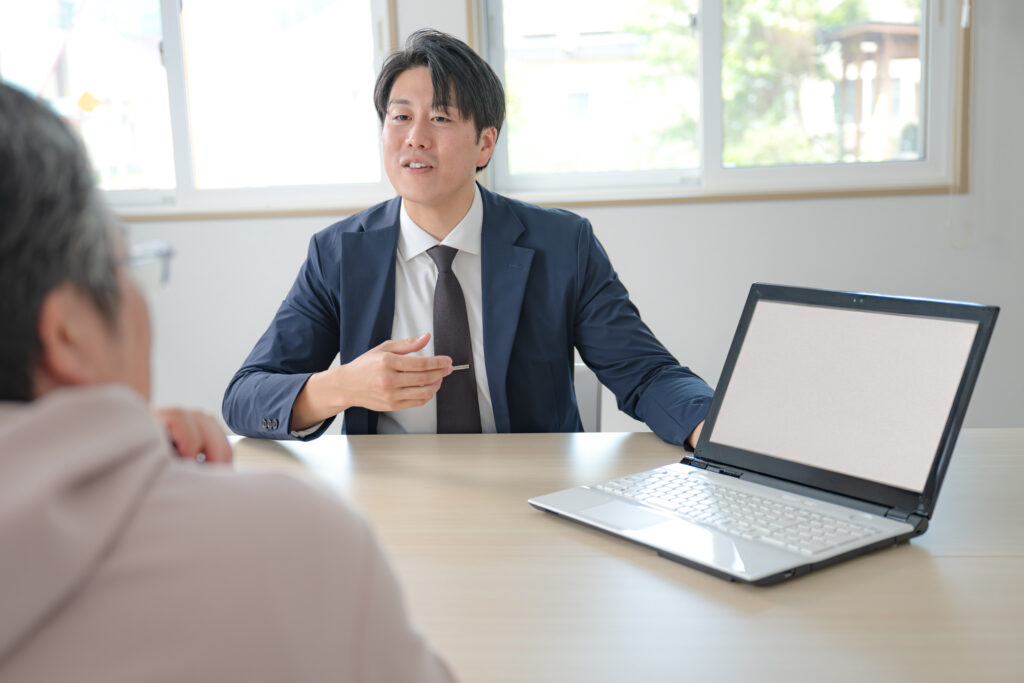 ビジネスマンと一般男性