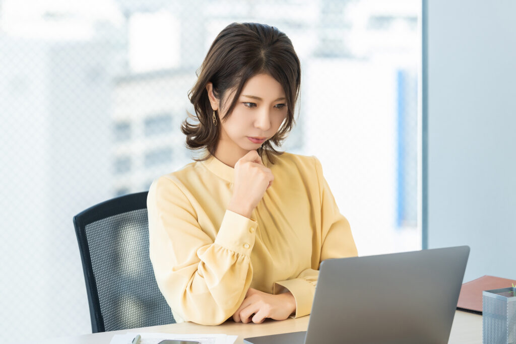 パソコンを使って考えるビジネスウーマン