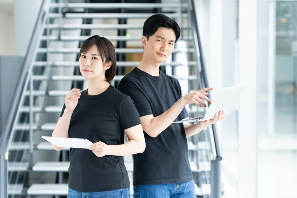 悩むエンジニアの男女