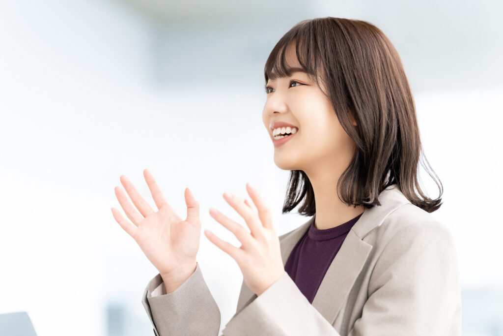 ミーティングで発言するビジネスウーマン