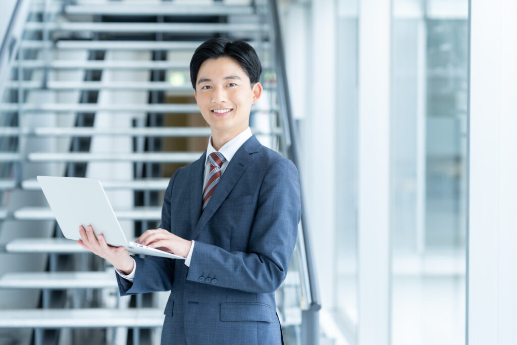 オフィスで働くビジネスマン