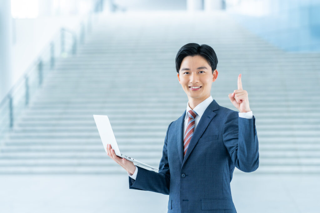 おすすめする若いビジネスマン