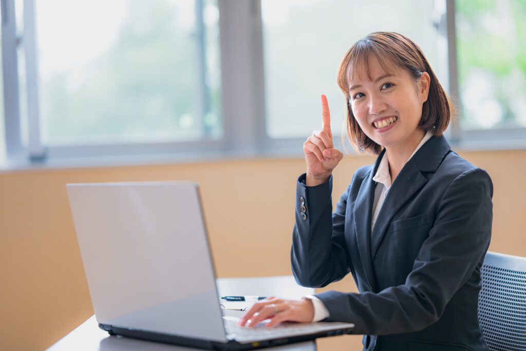 爽やかな笑顔の若いビジネスウーマン