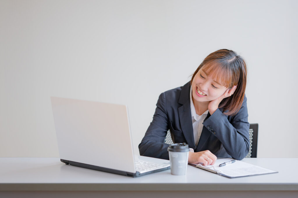 眠たげなビジネスウーマン