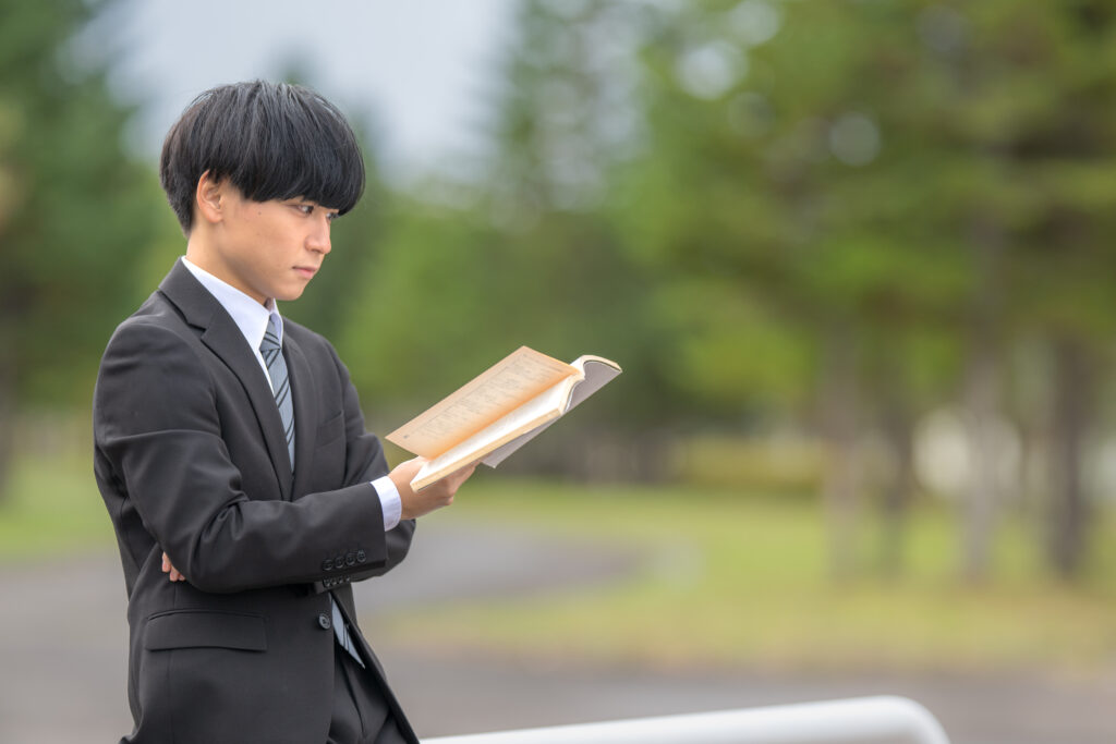 本を読むビジネスマン