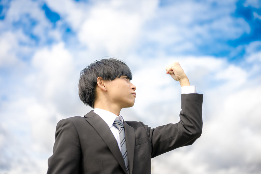 青空と手を握るビジネスマン