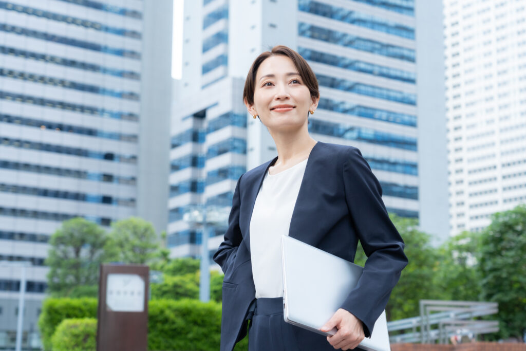  オフィス街で働くミドルのビジネスウーマン