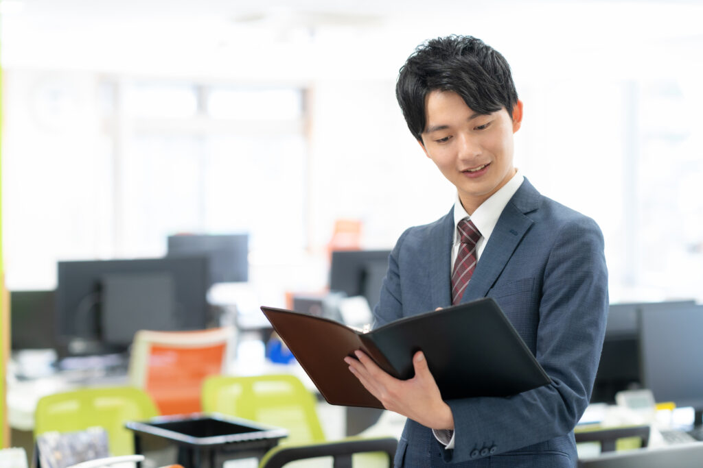 オフィスで働く男性のビジネスマン