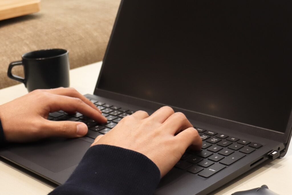 パソコンを打つ姿