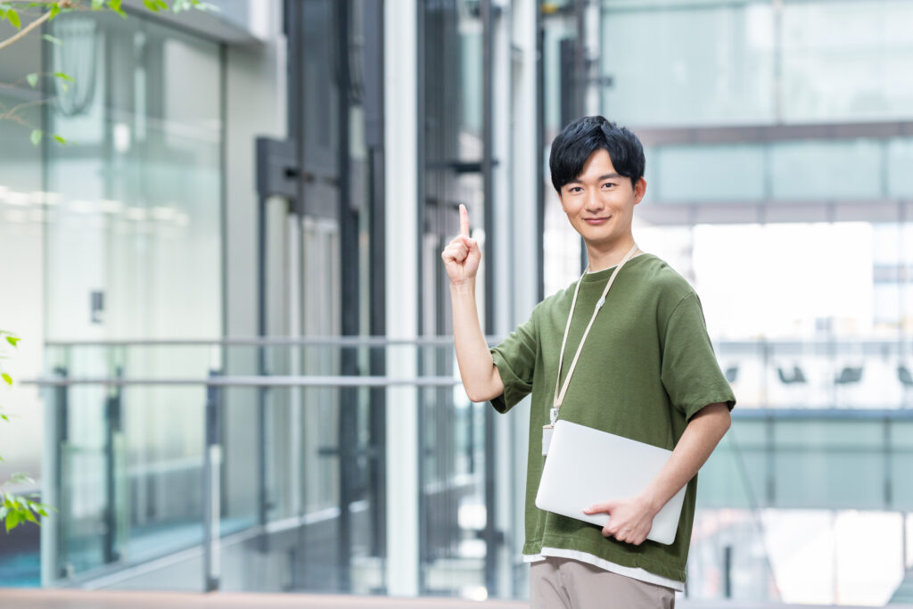 オフィスで指差しする若いエンジニア