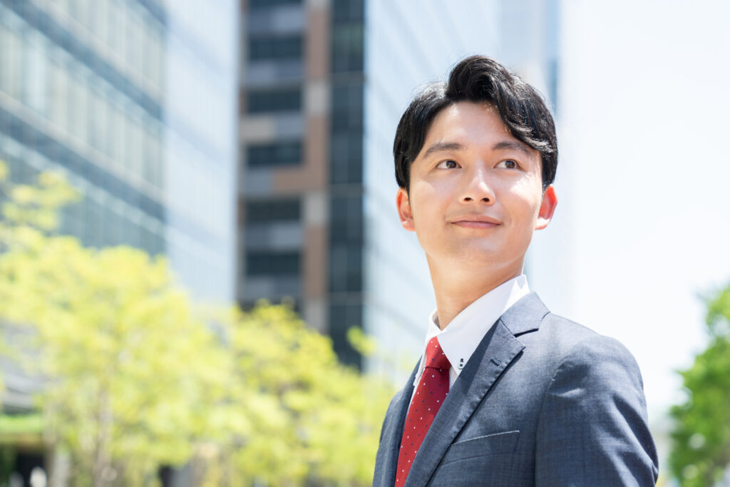 オフィス街の若いビジネスマン