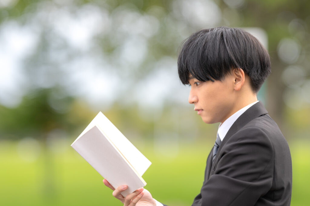 本を読むビジネスマン